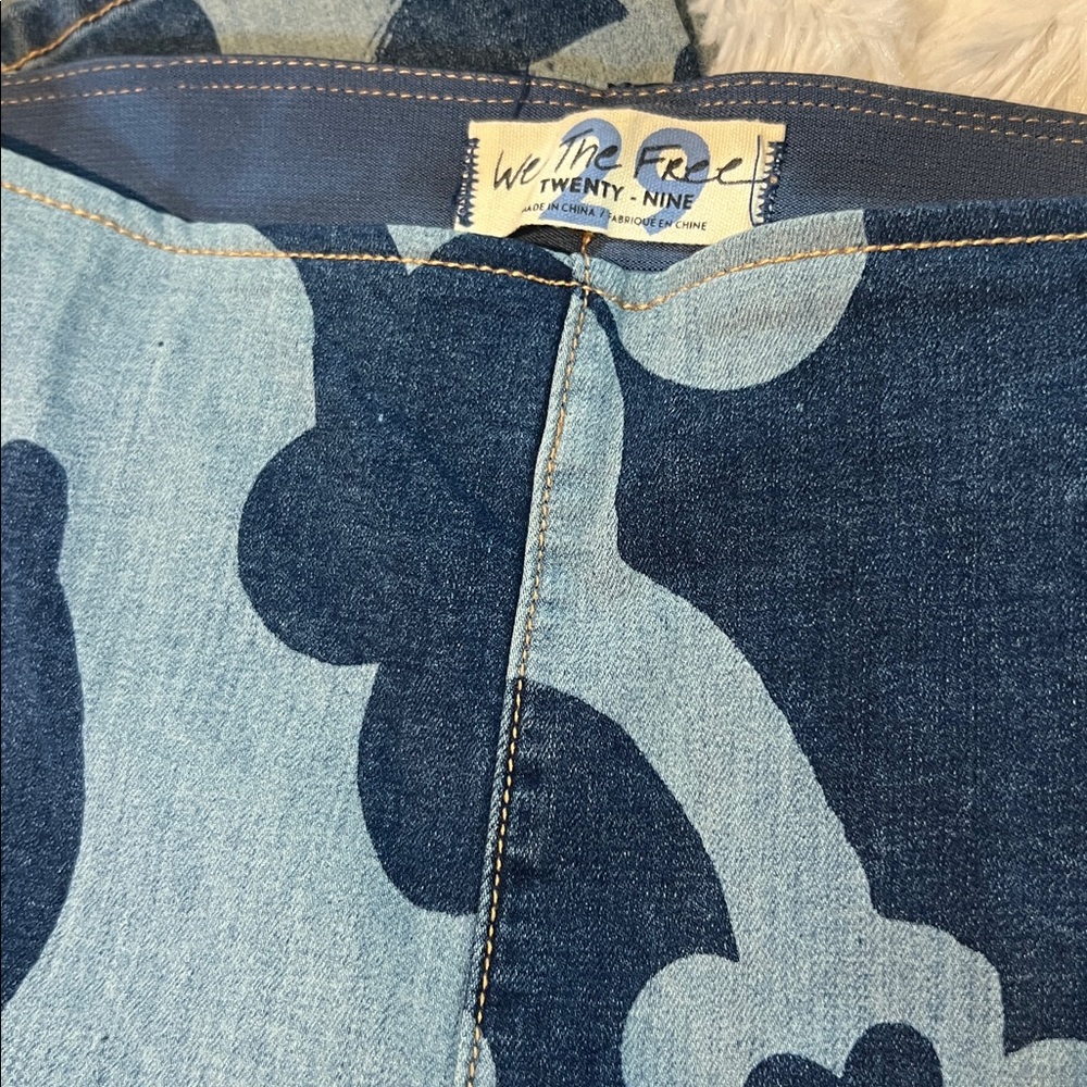 Free People Penny Pull-On Printed Flare Jeans 29 blue floral swirl pattern rare - Picture 3 of 7